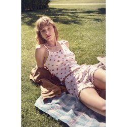 Maanesten - Fei Pointelle Shorts, Strawberry Garden White