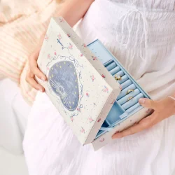 Maanesten - Margaret Smykkeskrin, Sky Blue