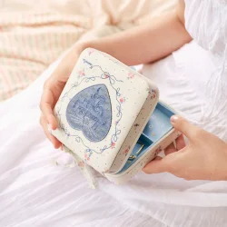 Maanesten - Amelia Smykkeskrin, Sky Blue