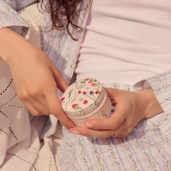 Maanesten - Round Jewelry Box Small, Garden Magic Ivory